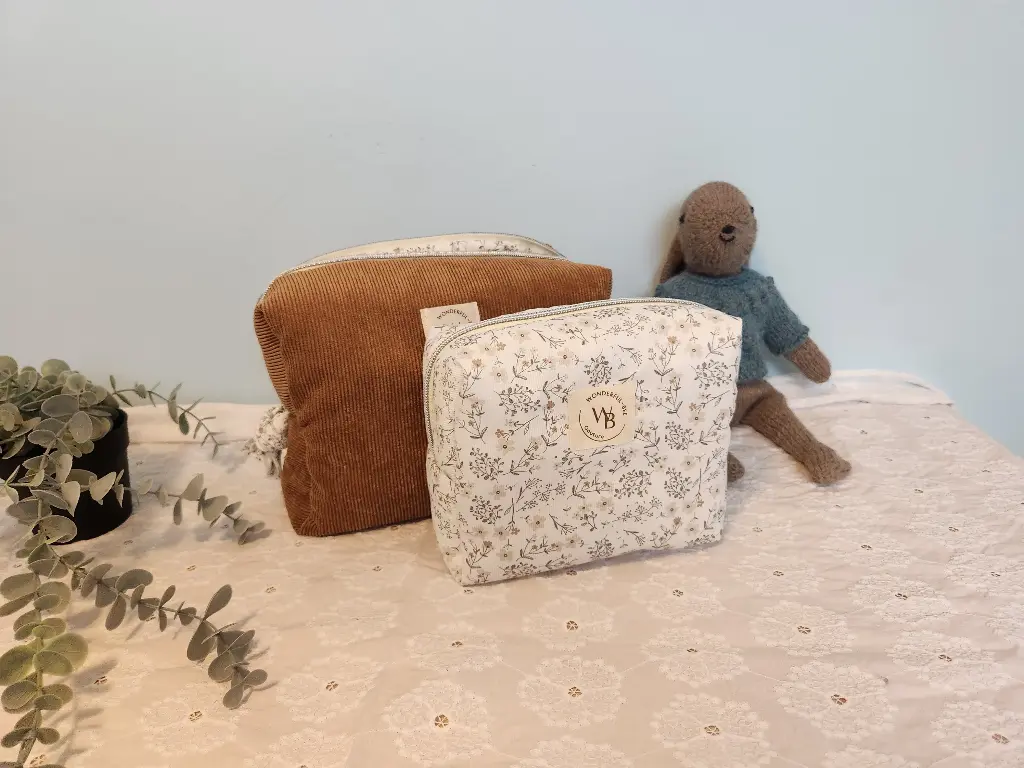 Duo trousses (éponge bois de rose, Double gaze rose petites fleurs, éponge bois de rose, Double gaze rose petites fleurs)