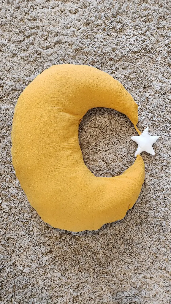 Grand coussin demi-lune (double gaze rose clair)